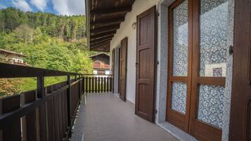 Lägenhet Basic - 2 sovrum - balkong - utsikt mot bergen | Balkong