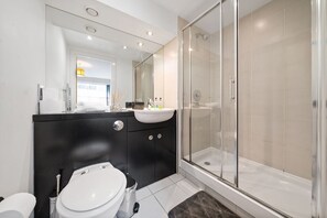 Appartamento, 2 camere da letto | Bagno | Set di cortesia gratuito, asciugacapelli, asciugamani