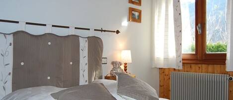 1 slaapkamer, een strijkplank/strijkijzer, wifi