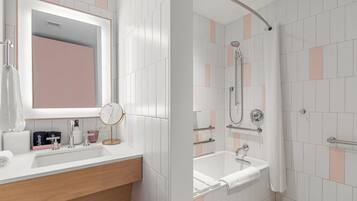 Ein modernes Badezimmer mit Waschtisch, Spiegel und Dusche.