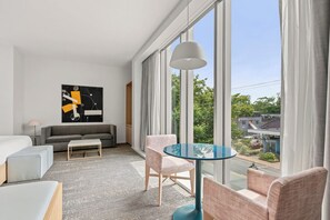 Premier Room, 1 King Bed | Premium bedding, down comforters, minibar, in-room safe