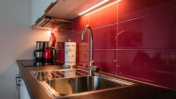 Een koelkast, een oven, een kookplaat, een vaatwasser