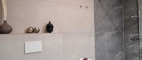 وحدات دش مع أحواض استحمام، مجففات شعر، مناشف
