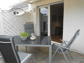 Outdoor dining - 🏙️ Modern vacation apartment for 6 people - close to the city center in Saarbrücken-Bübingen (Saarbrücken)