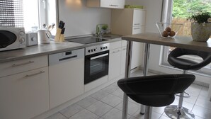 Wasserkocher mit Kaffee-/Teezubehör, Kühlschrank, Mikrowelle, Ofen
