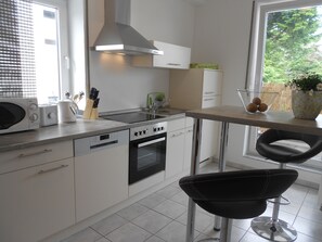 Private kitchen - 🏙️ Modern vacation apartment for 6 people - close to the city center in Saarbrücken-Bübingen (Saarbrücken)