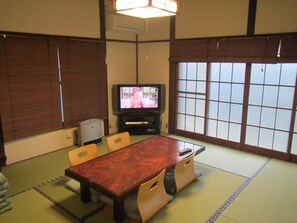 Dining - You can experience the town which is traditional Japan and a modern beach! (鎌倉市)