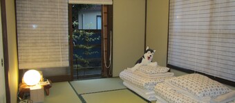 ¡Puedes experimentar la ciudad que es el Japón tradicional y una playa moderna!