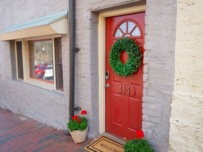 Downtown Lynchburg Studio 114 & Parking Spot