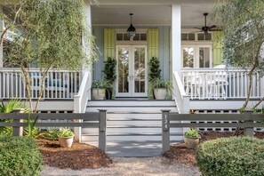 Terrace/patio - Beautiful Remodeled Home | Quick Stroll to Town Center and Beach Club + Bikes (Santa Rosa Beach)