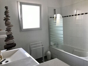 Bathtub, hair dryer, towels - Villa des Pinsons for a Calm, Nature & Ocean holiday (Moliets-et-Maa)