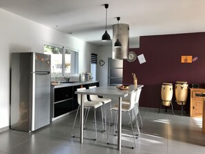 Fridge, microwave, oven, stovetop - Villa des Pinsons for a Calm, Nature & Ocean holiday (Moliets-et-Maa)