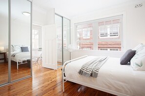 2 室のベッドルーム、デスク、アイロン / アイロン台、WiFi