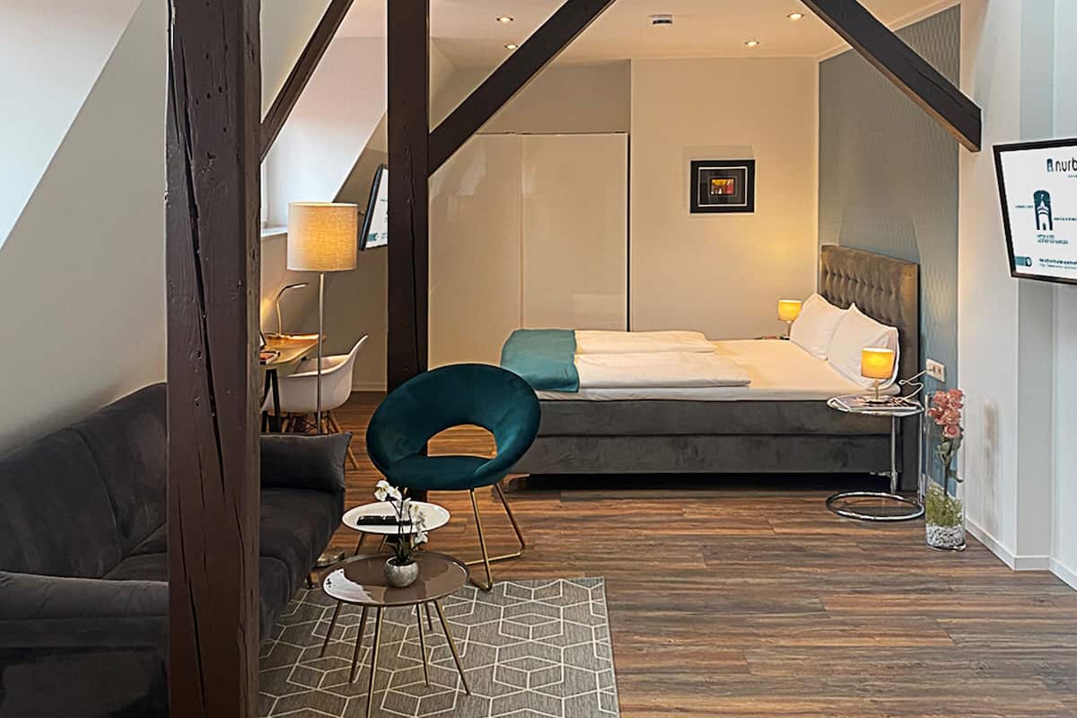 Comfort Suite Apartment | Woonruimte | Een 32-inch flatscreentelevisie met satellietzenders en een televisie