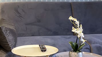 Suíte superior | Sala de estar | TV de tela plana 32 polegadas com canais via satélite, TV