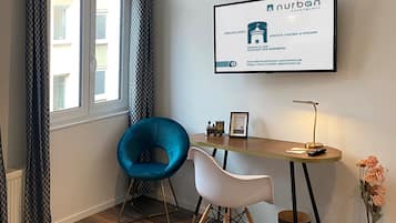 Apartamento Deluxe, 2 habitaciones | Zona de estar | Televisión de pantalla plana de 32 pulgadas con canales por satélite