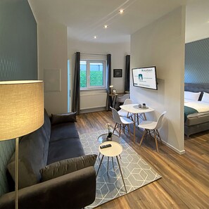 高級套房 | 起居區 | 32-吋平面電視、衛星頻道、電視