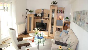 Condo familiar | Sala de estar | Televisión de pantalla plana