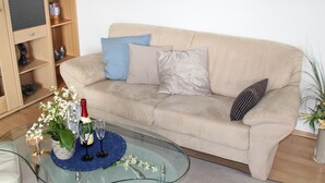 Apartamento familiar | Zona de estar | Una televisión de pantalla plana