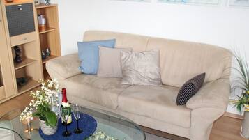 Condo familiar | Área de sala de estar | Televisión de pantalla plana