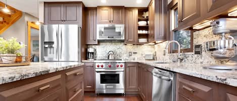 Een koelkast, een microgolfoven, een oven, een kookplaat