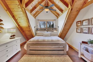2 bedrooms, iron/ironing board, free WiFi, bed sheets - Glen Falls Cottage: Hilltop Retreat w/ Deck, Covered Porch, Gas Fire Pit (Highlands)