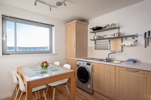 Huoneisto, 1 makuuhuone | Yksityinen keittiö | Täysikokoinen jääkaappi, mikroaaltouuni, uuni, liesi