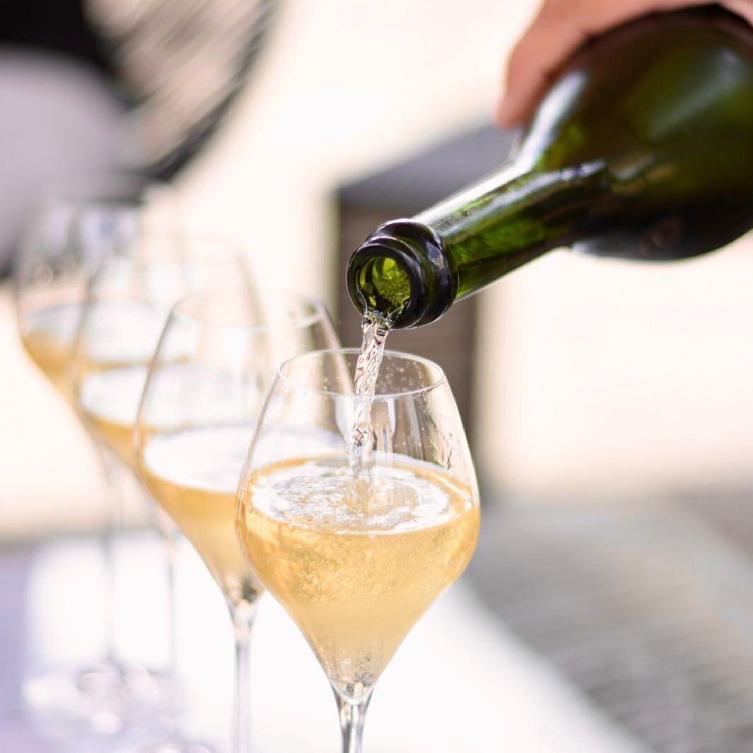 Une bouteille de champagne est versée dans un verre.
