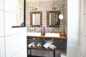 A bathroom with two sinks, a mirror, and a towel rack. - Champagne Philippe Martin (Cumières)