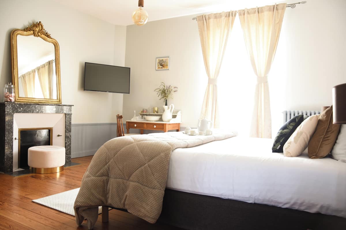 Deluxe Suite, Courtyard View