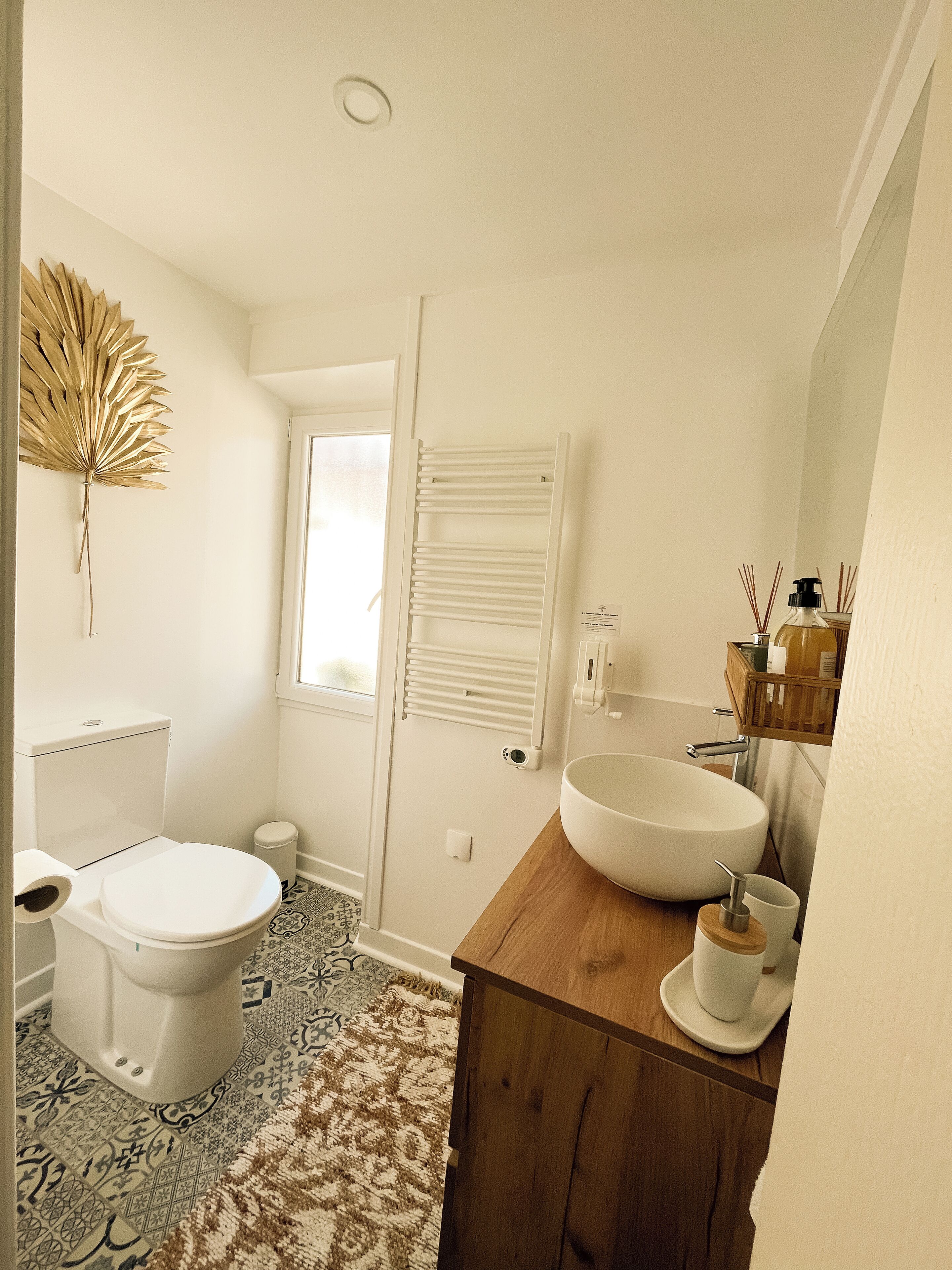 Un baño con inodoro, lavamanos y ducha.