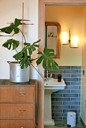 Standard Double or Twin Room (La Vintage) | In-room safe, individually decorated, blackout drapes, free WiFi - Al 33 Giri (Cefalù)
