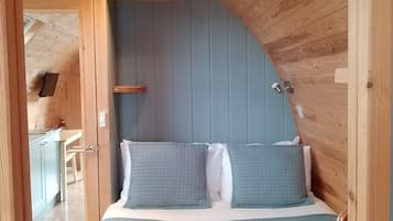 Luxury Cabin | Living area | 24-inch flat-screen TV with digital channels, TV