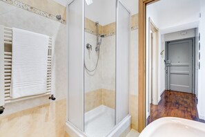 Douche, sèche-cheveux, bidet, serviettes fournies