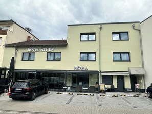 A hotel named "HOTEL ATHEN" with a reception area and a Mini Café. - Hotel Athen Kelsterbach Airport (Kelsterbach)