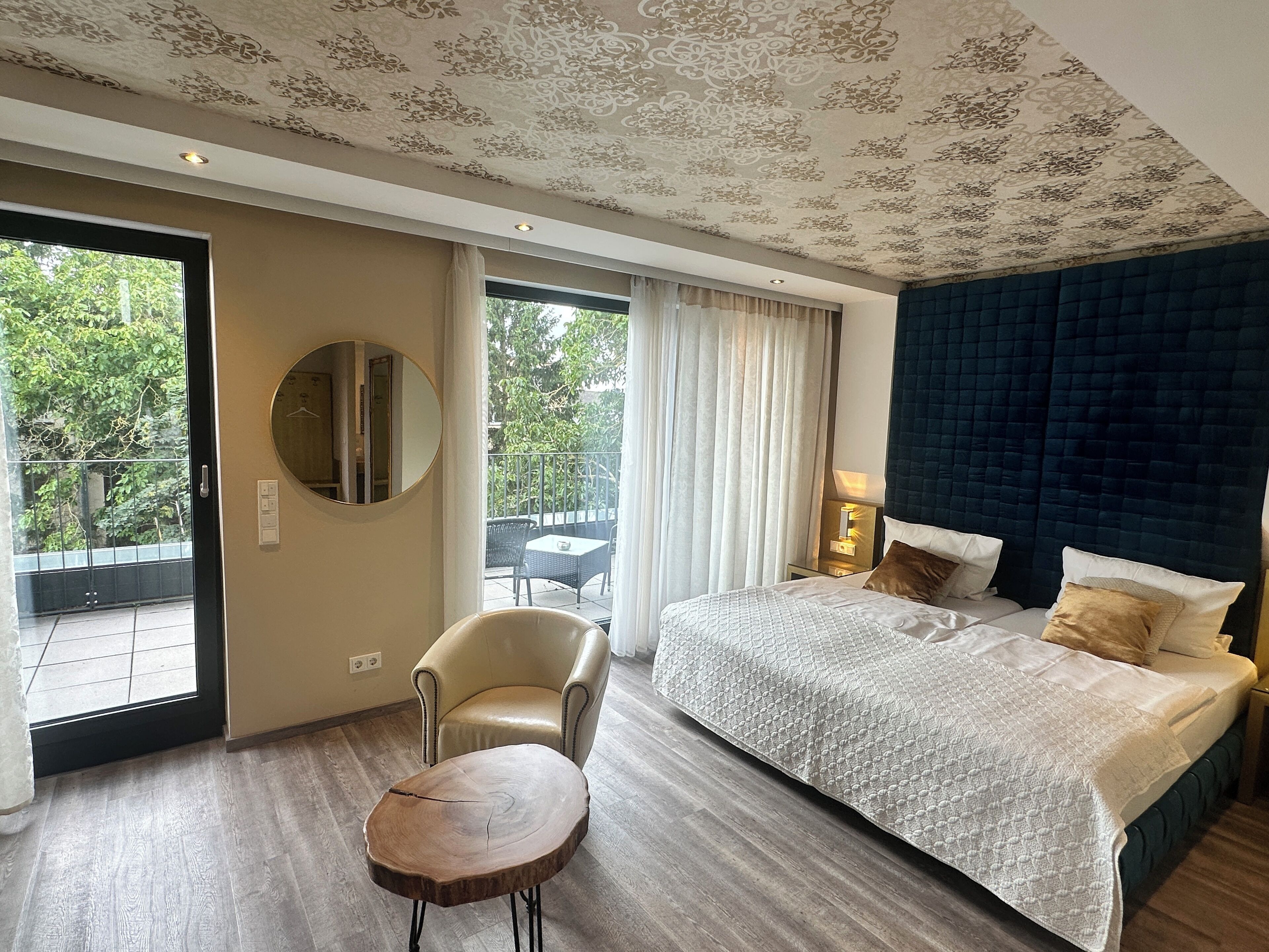 Quarto casal superluxo, 2 camas de solteiro | Individualmente decorados, individualmente mobiliados, escrivaninha