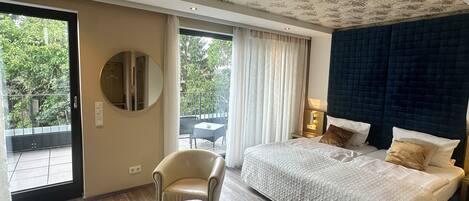 Quarto casal superluxo, 2 camas de solteiro | Individualmente decorados, individualmente mobiliados, escrivaninha