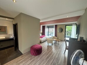Habitación doble de lujo, 2 camas individuales | Decoración personalizada, muebles diferentes y escritorio 
