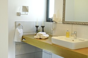 Dusche, Haartrockner, Handtücher, Seife