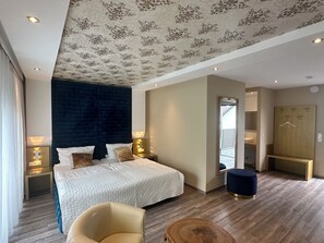 Habitación doble de lujo, 2 camas individuales | Decoración personalizada, muebles diferentes y escritorio 