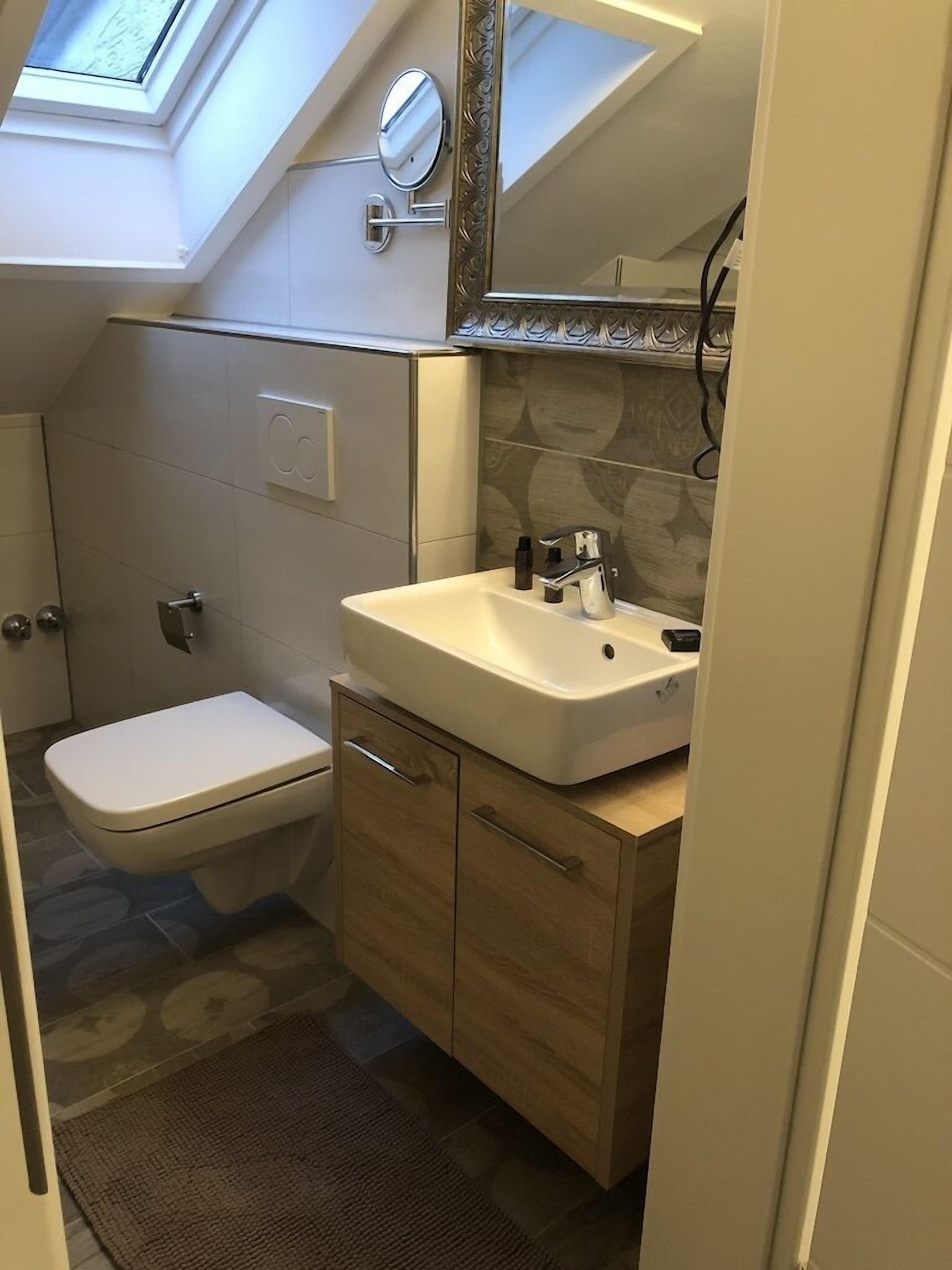 deluxe single room | bathroom sink