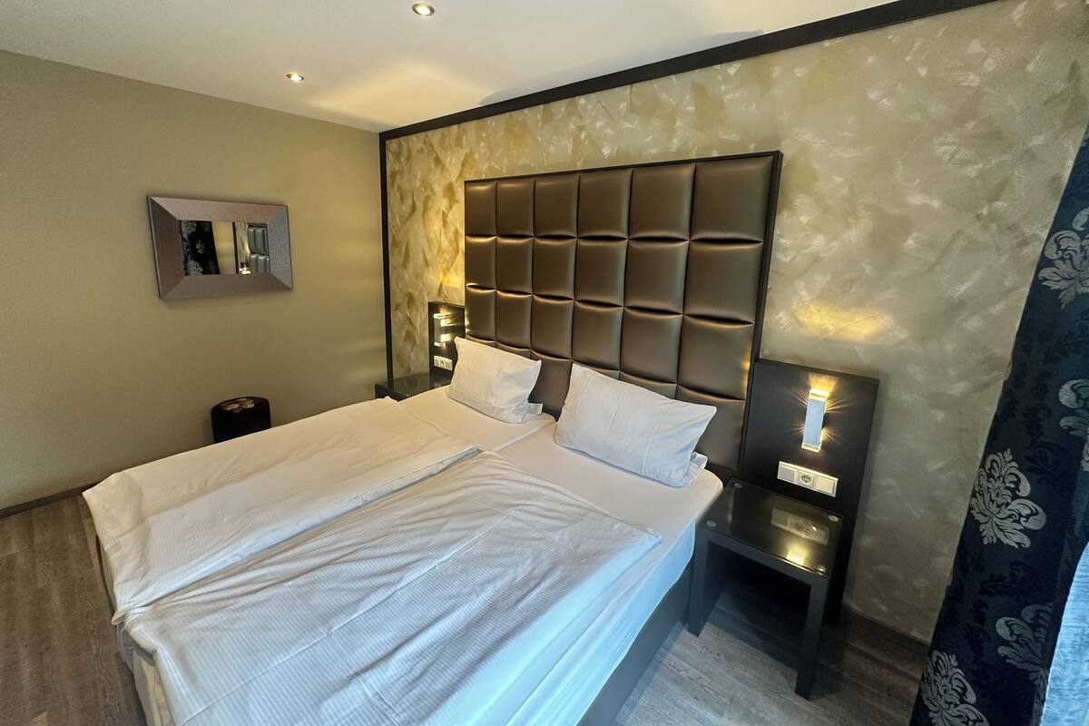 Deluxe Double Room, Patio | Desk, laptop workspace, soundproofing, WiFi (free)