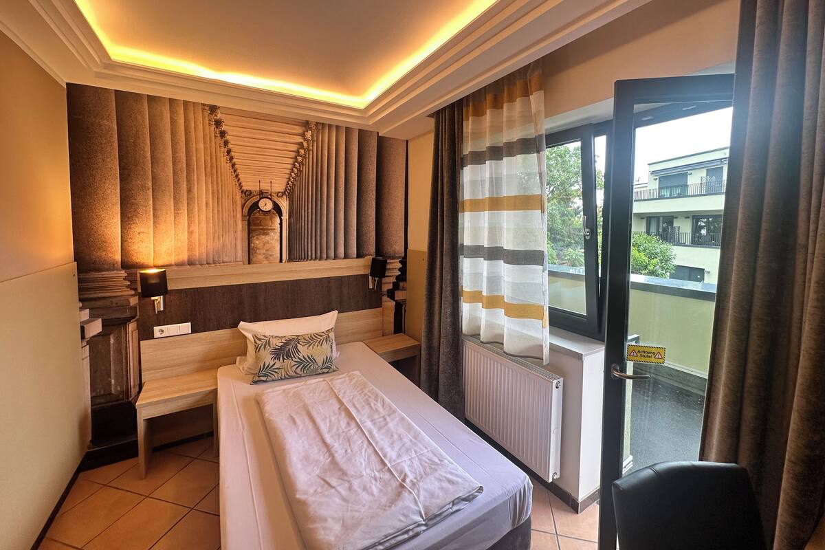 Deluxe Single Room, Balcony | Desk, laptop workspace, soundproofing, WiFi (free)