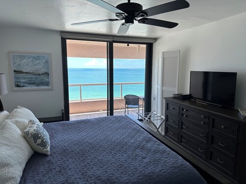 Gorgeous Hideaway on the Beach-Crescent Beach Club