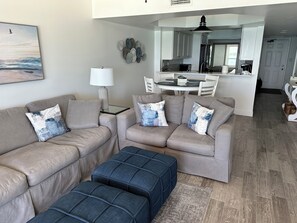 Smart TV, DVD player, books, offices - Gorgeous Hideaway on the Beach-Crescent Beach Club (Clearwater Beach)