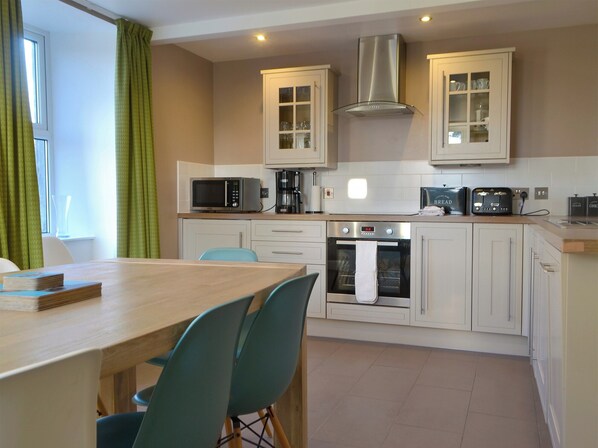 Dishwasher, highchair, cookware/dishes/utensils, dining tables