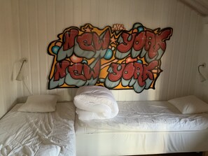 キャビン (3 Beds, 114) | 2 室のベッドルーム、客室ごとに異なる装飾、客室ごとに異なるインテリア、ベビーベッド (無料)