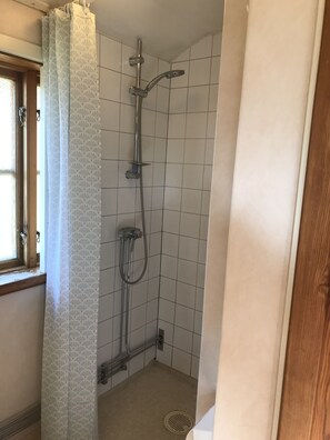 Een douche, handdoeken