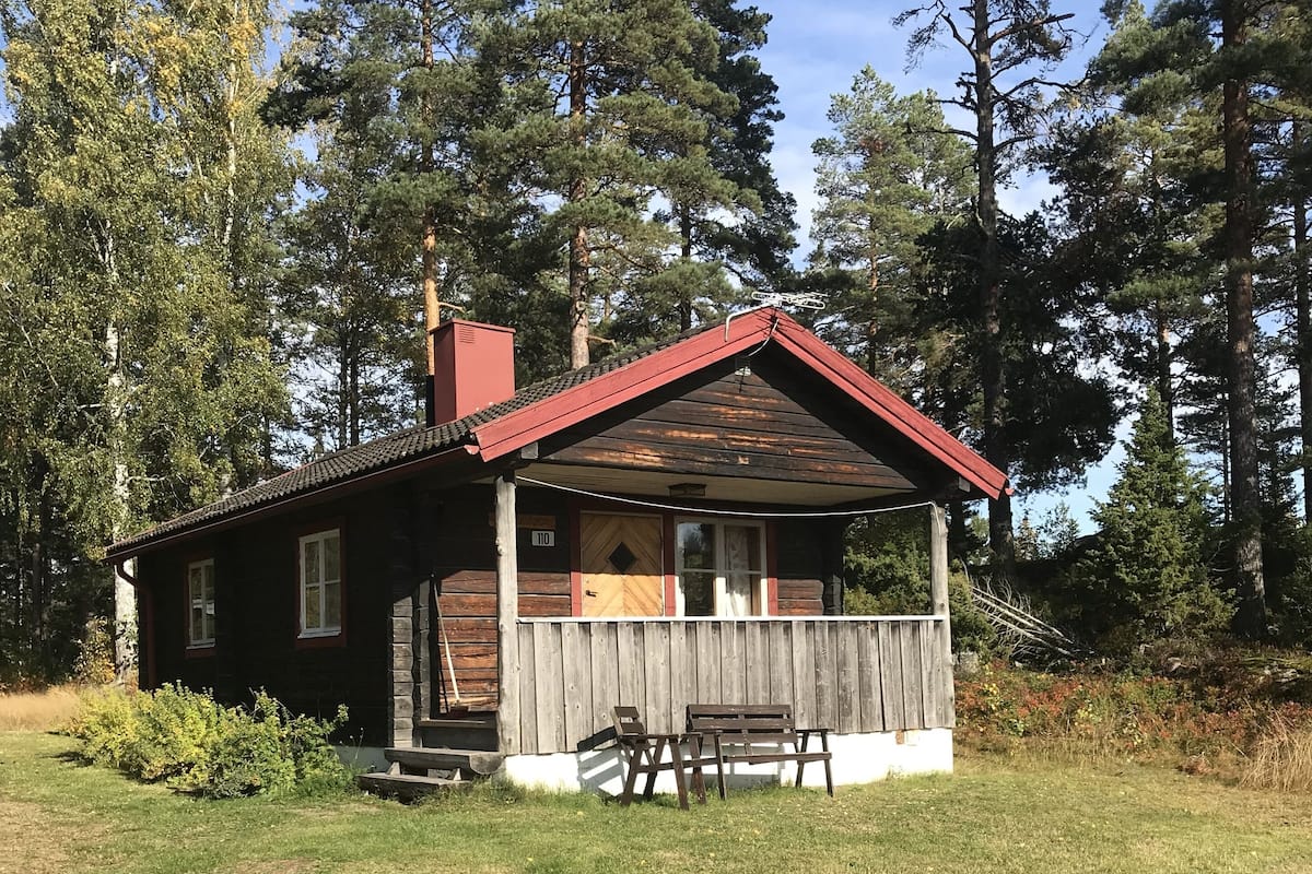 Cabin (4 Beds, 110) | 2 bedrooms, cribs (free), WiFi (free), individually decorated