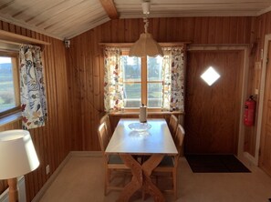 キャビン (4 Beds, 104) | 2 室のベッドルーム、客室ごとに異なる装飾、客室ごとに異なるインテリア、ベビーベッド (無料)